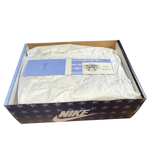 Air Jordan 1 Retro High OG SP X Trophy Room ‘Chicago’ sneakers. Size 8M. main image 16